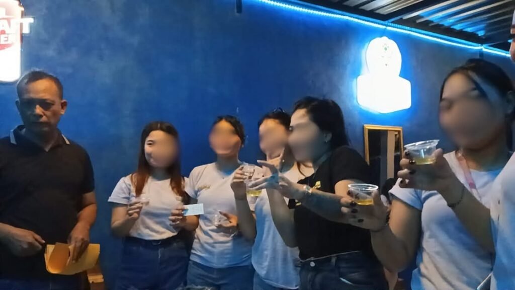 Pekerja THM memegang gelas sampel urine saat tes urine
