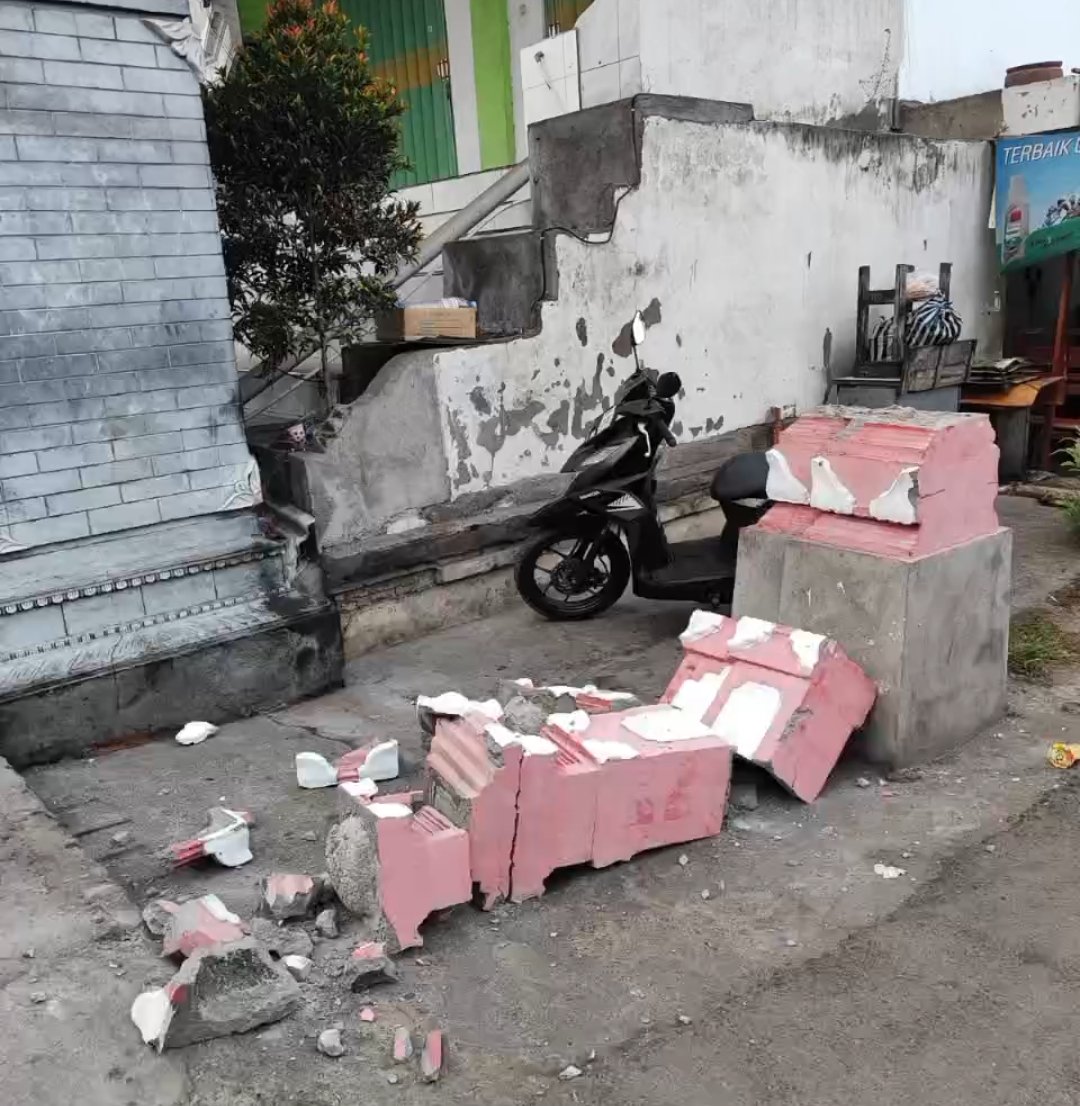 Gapura batas Lingkungan Arum dan Lingkungan Asih yang roboh diseruduk boks truk