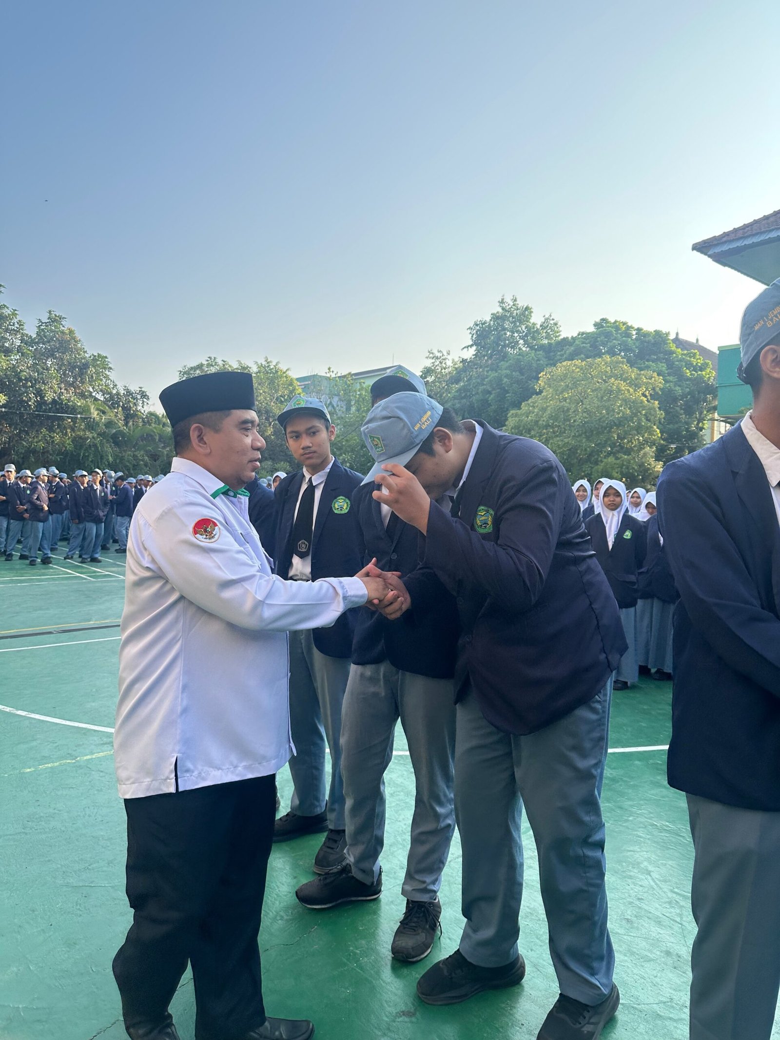 Kepala MAN 1 Jembrana memberi apresiasi kepada siswa peraih juara OMI - MANSAJA juara OMI Bali 2026