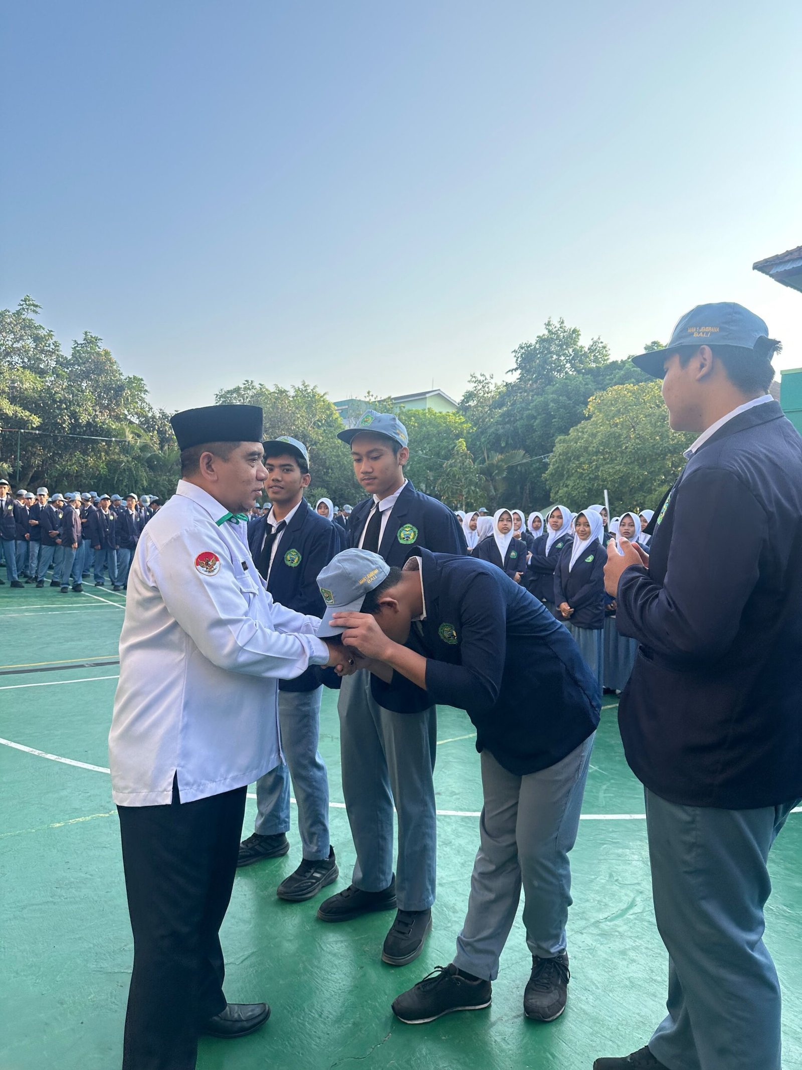 Siswa MAN 1 Jembrana mencium tangan kepala madrasah sebagai bentuk hormat