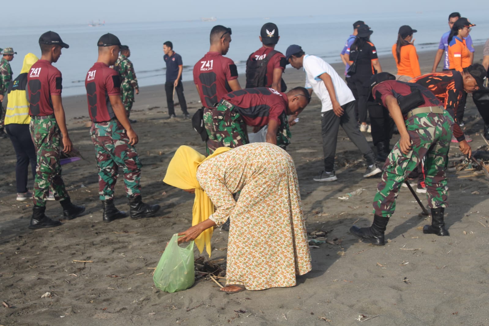 Kick Off Pelestarian Alam Kodam Ix Udayana Prajurit Gn Sisir Sampah Di Pantai Pengambengan