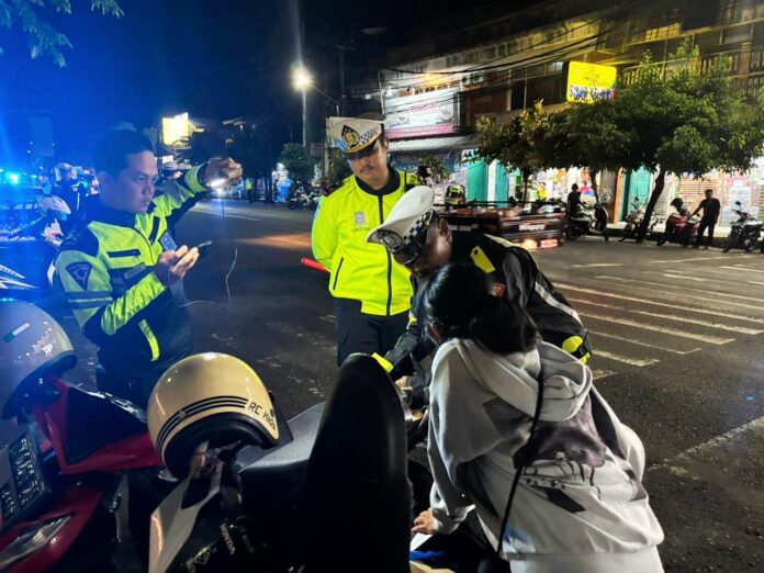 ef082606-4392-410b-a822-ba3885de5cc6