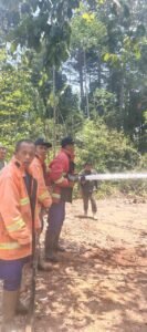 Petugas Damkar Jembrana memadamkan kebakaran lahan bambu di Tukadaya Melaya