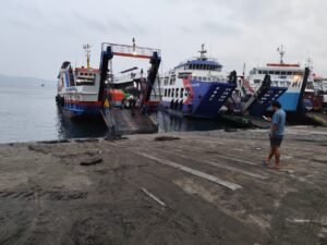 Kapal feri bersandar di Dermaga LCM Pelabuhan Gilimanuk saat air laut surut