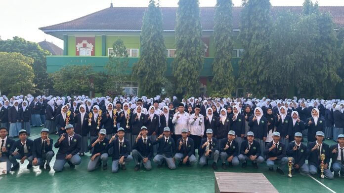 Siswa-siswi MAN 1 Jembrana berfoto bersama usai menyapu bersih Juara I OMI Bali 2026