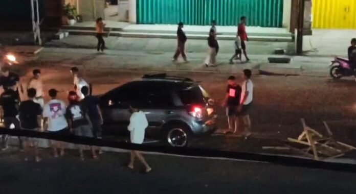 Mobil yang mengalami kecelakaan tunggal menabrak median jalan di Jalan Ngurah Rai pada malam hari