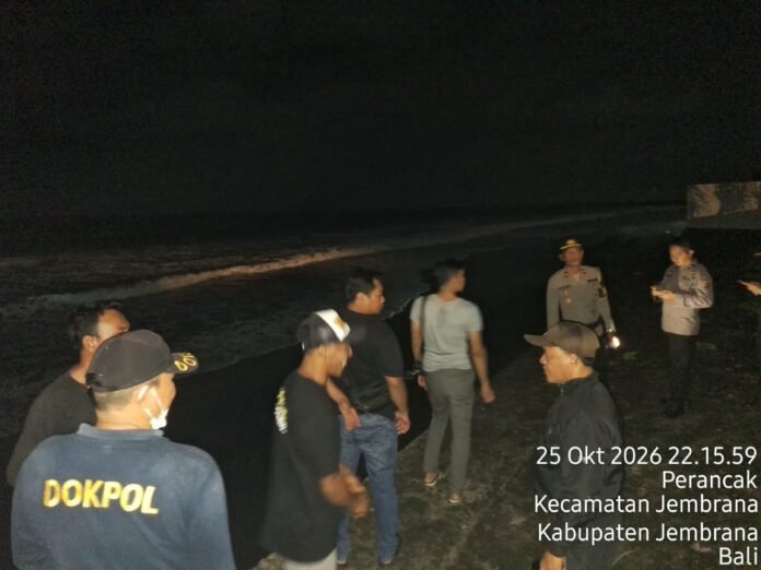 463a8ed477271bcc7325414b73ae229dbd027c2c06eebd813c72730af12fee97 Petugas polisi di Pantai Perancak malam hari usai insiden dua remaja terseret arus