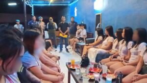 Pekerja THM dikumpulkan petugas saat sidak Satresnarkoba di Jembrana