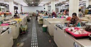 Suasana pedagang pasar tradisional di Pasar Umum Negara yang sepi