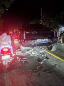 Mobil listrik DK 1855 AIZ menabrak motor-motor antre BBM di Penyaringan