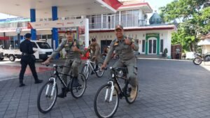 Petugas Satpol PP patroli di SPBU saat antrean BBM melandai di Jembrana
