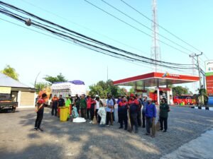 Peserta kerja bakti Gerakan Indonesia Asri berkumpul di depan SPBU Gilimanuk sebelum membersihkan sampah