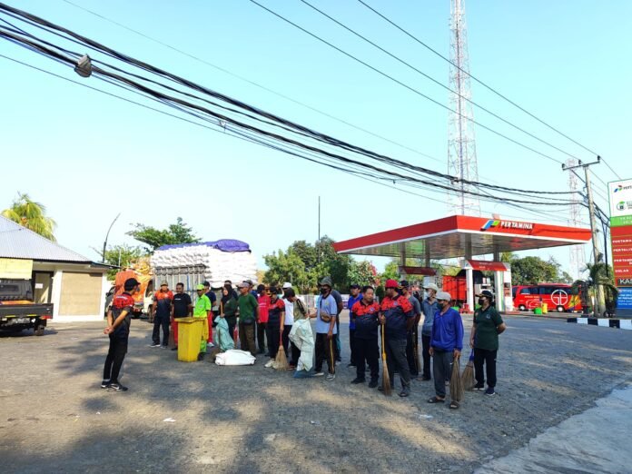 a882fbf89f4e669a06840ef8178340c9a913fc55a56ca4e2fc472b26df2f0feb Peserta kerja bakti Gerakan Indonesia Asri berkumpul di depan SPBU Gilimanuk sebelum membersihkan sampah