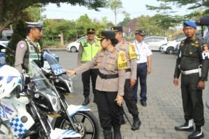 Kapolres Jembrana memeriksa motor patroli saat apel gelar pasukan Operasi Patuh Agung 2026
