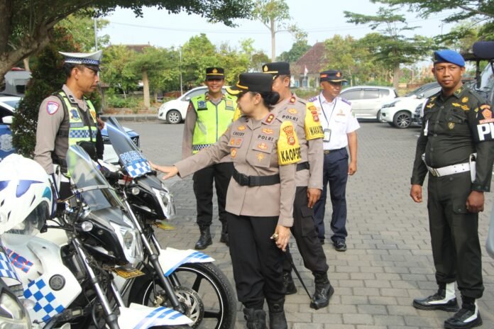 Kapolres Jembrana memeriksa motor patroli saat apel gelar pasukan Operasi Patuh Agung 2026