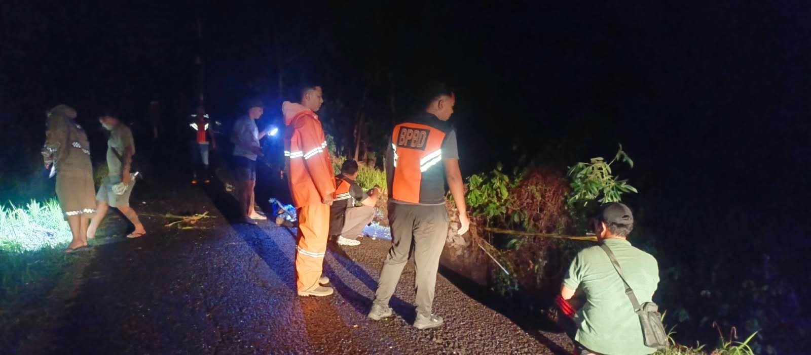 Tim BPBD memeriksa bahu jalan yang longsor