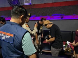 Petugas Polres Jembrana memeriksa barang bawaan pengunjung kafe saat Operasi Sarang Narkoba