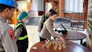 Petugas Propam dan medis memeriksa sampel urine personel Polres Jembrana