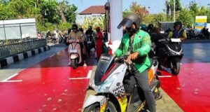 Driver ojol antre BBM di SPBU Jembrana saat kelangkaan Pertalite