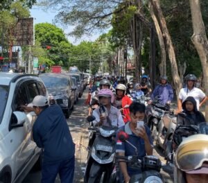 Antrean pengantre BBM menerima nasi bungkus gratis di SPBU TMP Jembrana