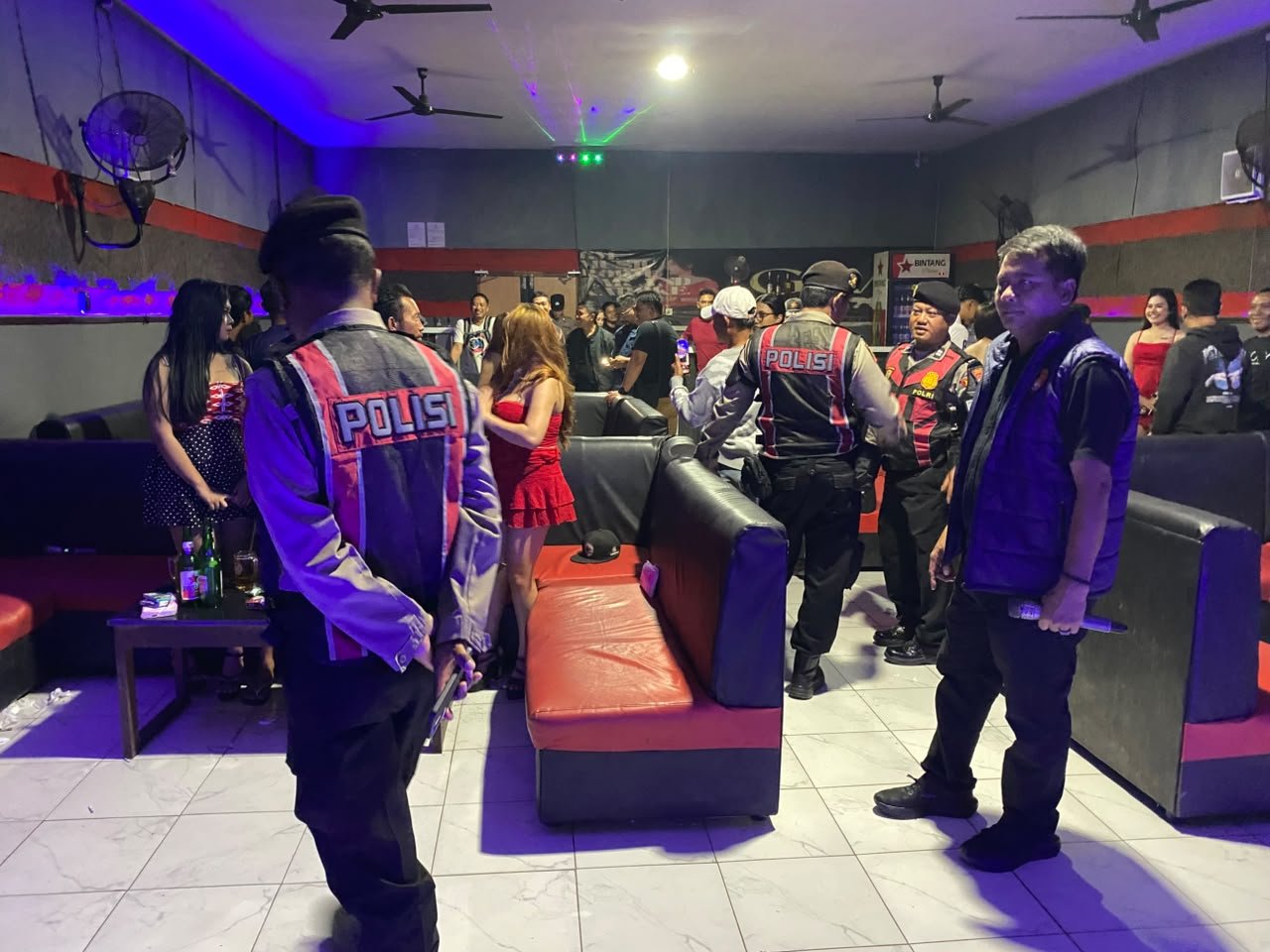 Petugas kepolisian menyisir ruang kafe saat Operasi Sarang Narkoba di Jembrana