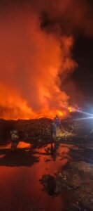 Damkar memadamkan kebakaran pabrik serabut kelapa di Cupel