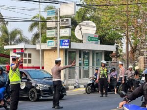 Polisi mengatur lalu lintas antrean BBM di SPBU Jembrana