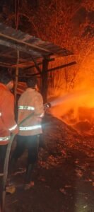Petugas Damkar memadamkan kebakaran gudang arang di Melaya