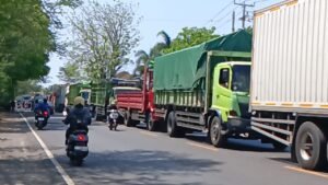 Antrean truk barang mengular di jalan menuju Pelabuhan Gilimanuk