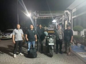 Petugas dan terduga pelaku curanmor berpose dengan motor Honda Scoopy barang bukti di Polsek Gilimanuk