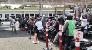 Antrean kendaraan di SPBU 54 822 13 Jembrana saat pembatasan pembelian BBM