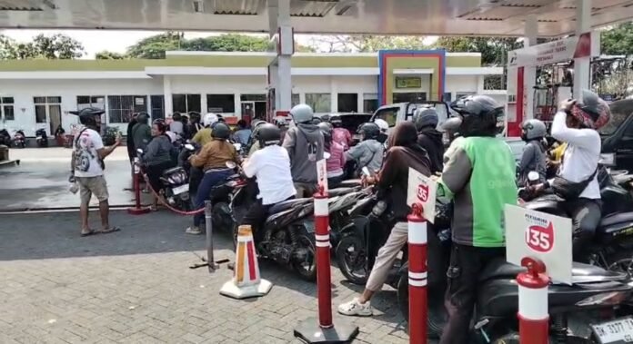 Antrean kendaraan di SPBU 54 822 13 Jembrana saat pembatasan pembelian BBM